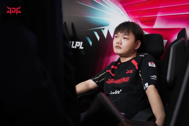 只凸显了他 只凸显了他