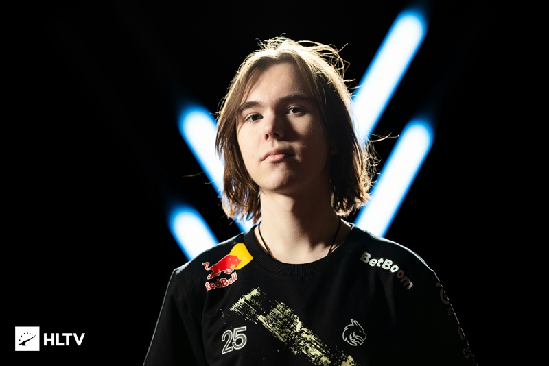 次假手递手 次假手递手